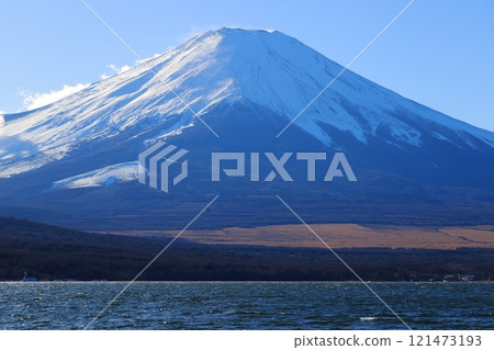 Winter snowcap seen from Lake Yamanaka Winter snowcap seen from Lake Yamanaka 121473193