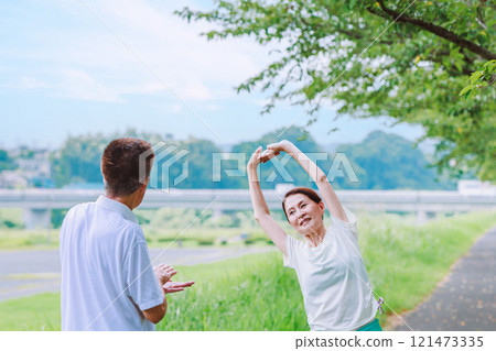 資深夫婦為體操做準備 資深夫婦為體操做準備 121473335