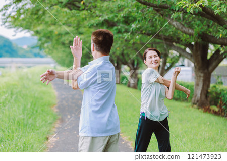 高級夫婦伸展 121473923