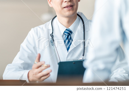 中年男醫師提問，不露面 121474251