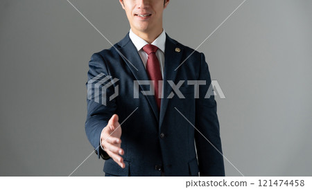 中間男律師握手 121474458