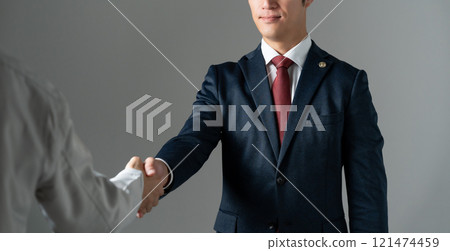 中間男律師握手 121474459