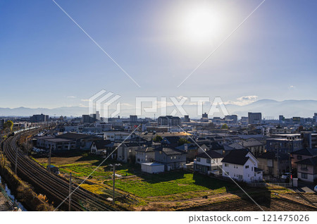 松本市的朦朧山景與鐵軌 121475026
