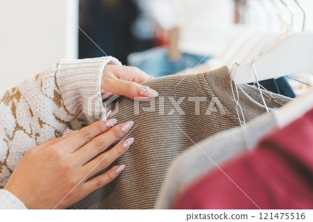 一位女士在購物時挑選衣服【攝影合作:Nuttari Terrace 商業街】 一位女士在購物時挑選衣服【攝影合作:Nuttari Terrace 商業街】 121475516