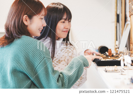 兩名婦女在購物時挑選配件【圖片由 Nuttari Terrace 商業街提供】 兩名婦女在購物時挑選配件【圖片由 Nuttari Terrace 商業街提供】 121475521