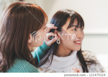 兩名婦女在購物時挑選配件【圖片由 Nuttari Terrace 商業街提供】 兩名婦女在購物時挑選配件【圖片由 Nuttari Terrace 商業街提供】 121475524