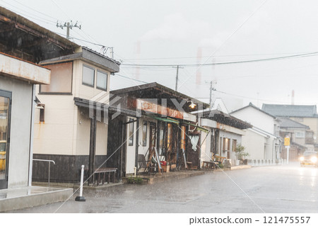A retro-style shopping street in the rain [Photo courtesy of Nuttari Terrace Shopping Street] 121475557