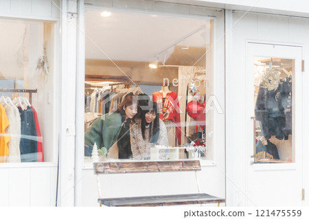 兩名婦女在購物時挑選配件【圖片由 Nuttari Terrace 商業街提供】 兩名婦女在購物時挑選配件【圖片由 Nuttari Terrace 商業街提供】 121475559