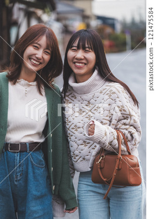 兩個女人走過充滿復古氣息的商店街【攝影合作:Nuttari Terrace 商店街】 兩個女人走過充滿復古氣息的商店街【攝影合作:Nuttari Terrace 商店街】 121475584