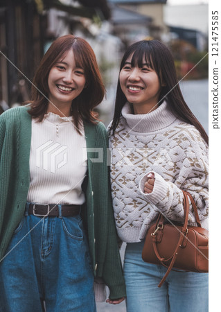 兩個女人走過充滿復古氣息的商店街【攝影合作:Nuttari Terrace 商店街】 兩個女人走過充滿復古氣息的商店街【攝影合作:Nuttari Terrace 商店街】 121475585