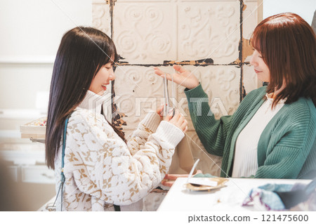 A female customer receives a purchased item from a store clerk. (Photo courtesy of Nuttari Terrace Shopping Street) 121475600