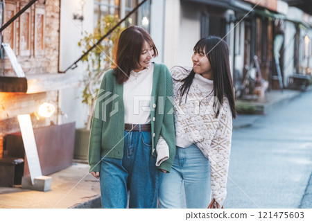 兩個女人走過充滿復古氣息的商店街【攝影合作：Nuttari Terrace 商店街】 121475603