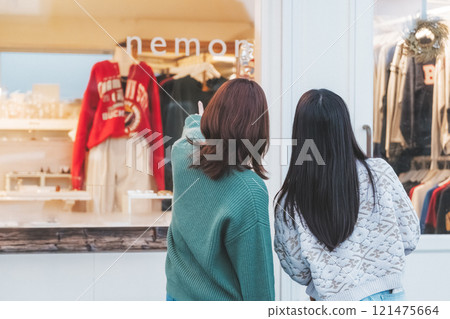 兩個女人走過充滿復古氣息的商店街【攝影合作:Nuttari Terrace 商店街】 兩個女人走過充滿復古氣息的商店街【攝影合作:Nuttari Terrace 商店街】 121475664