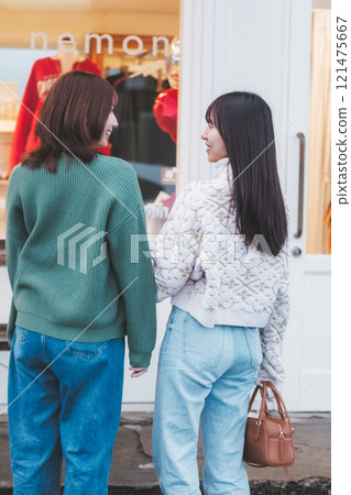 兩個女人走過充滿復古氣息的商店街【攝影合作:Nuttari Terrace 商店街】 兩個女人走過充滿復古氣息的商店街【攝影合作:Nuttari Terrace 商店街】 121475667