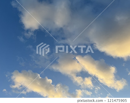 Clouds illuminated by the setting sun 121475905