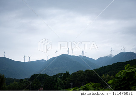 山上排列著許多風車 121476051