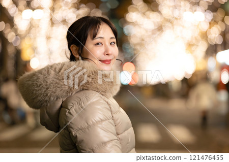 Smiling woman, travel, sightseeing, date 121476455