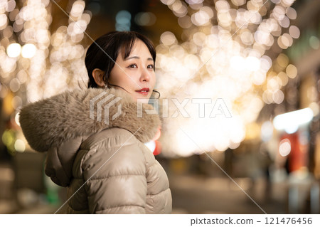 Smiling woman, travel, sightseeing, date 121476456