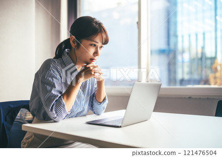 Female portrait 121476504