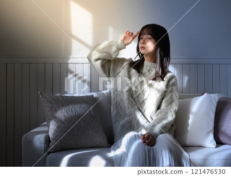 一位沐浴在窗外光線下的女人的肖像 121476530