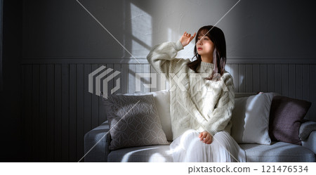 一位沐浴在窗外光線下的女人的肖像 121476534