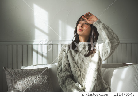 一位沐浴在窗外光線下的女人的肖像 121476543