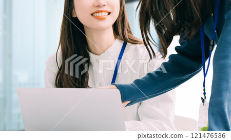 使用計算機的兩名女商人 121476586