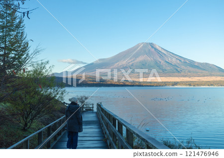 Beautiful view of Mt. Fuji and Lake Yamanaka in autumn, Yamanashi, Japan 121476946