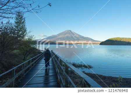 Beautiful view of Mt. Fuji and Lake Yamanaka in autumn, Yamanashi, Japan 121476948