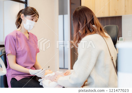 接受嬰兒檢查後一臉焦急的嬰兒 121477023