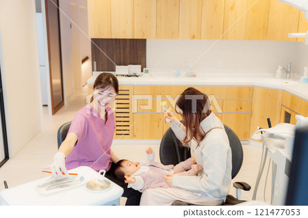 嬰兒和母親正在接受嬰兒檢查 121477053