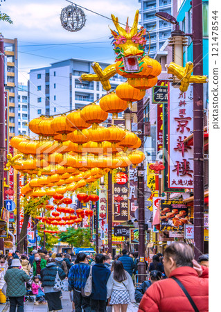 日本橫濱城市景觀 2025 年春節燈籠。繁華的唐人街大街...新時代好運 121478544