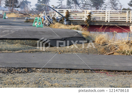 東北地震後的東日本大地震海嘯導致道路倒塌 東北地震後的東日本大地震海嘯導致道路倒塌 121478618