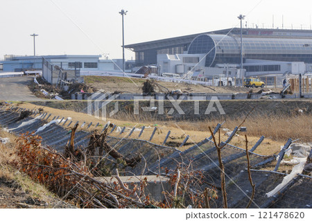 東日本大地震導致仙台機場圍欄倒塌 東日本大地震導致仙台機場圍欄倒塌 121478620
