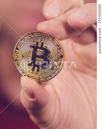 Man hand holding golden bitcoin Man hand holding golden bitcoin 121480886