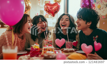 巴黎的情人節以單色描繪。 121481697