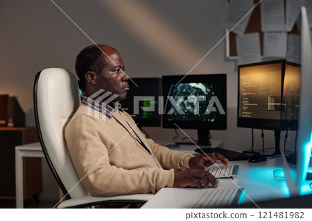 Serious male IT manager or programmer 121481982