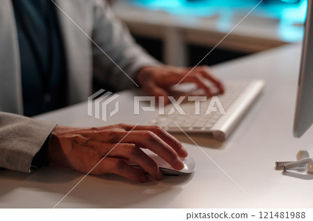 Hand of female IT support manager 121481988