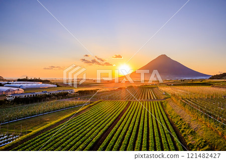 秋天的開聞岳和指宿枕崎線行駛的喜波47以及鹿兒島縣指宿市的夕陽 秋天的開聞岳和指宿枕崎線行駛的喜波47以及鹿兒島縣指宿市的夕陽 121482427