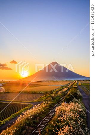 Autumnal Mt. Kaimon, the Ibusuki-Makurazaki Line, and the sunset in Ibusuki City, Kagoshima Prefecture 121482429
