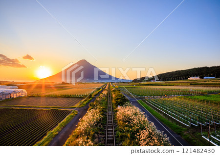 Autumnal Mt. Kaimon, the Ibusuki-Makurazaki Line, and the sunset in Ibusuki City, Kagoshima Prefecture 121482430