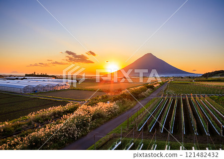 Autumnal Mt. Kaimon, the Ibusuki-Makurazaki Line, and the sunset in Ibusuki City, Kagoshima Prefecture Autumnal Mt. Kaimon, the Ibusuki-Makurazaki Line, and the sunset in Ibusuki City, Kagoshima Prefecture 121482432