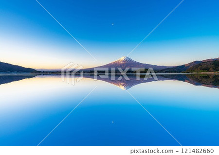 [富士山素材] 日出時的富士山完美地倒映在河口湖中 [山梨縣] 121482660