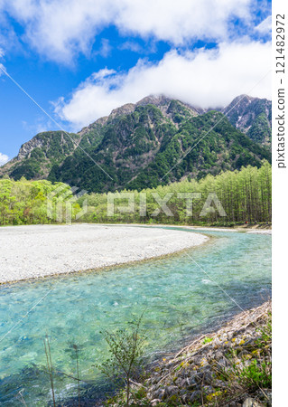 初夏的上高地自然步道、清晨的森林浴、梓川、六百山 121482972