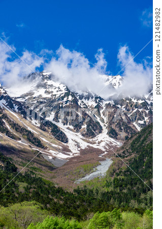 Early summer on the Kamikochi Nature Trail: Early morning forest walk, Okuhotakadake seen from Konashidaira 121482982
