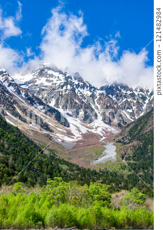 Early summer on the Kamikochi Nature Trail: Early morning forest walk, Okuhotakadake seen from Konashidaira 121482984
