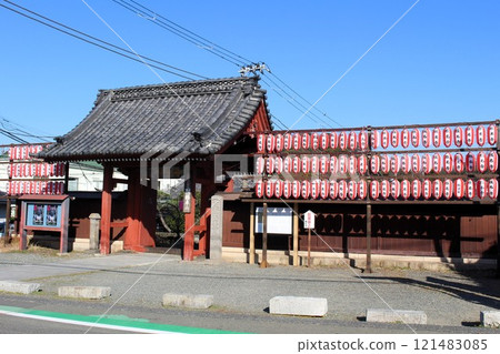 神奈川縣橫濱市藍天赤門的稱名寺，新年參拜的準備 121483085