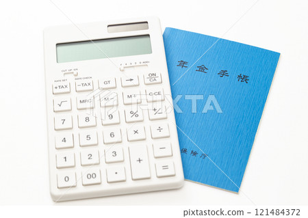 白色背景上的計算器和退休金筆記本 白色背景上的計算器和退休金筆記本 121484372