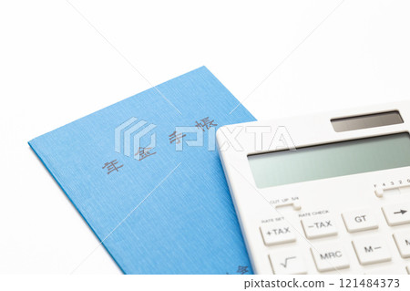 白色背景上的計算器和退休金筆記本 121484373