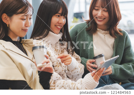 少女旅行出發前興奮的畫面 少女旅行出發前興奮的畫面 121484563